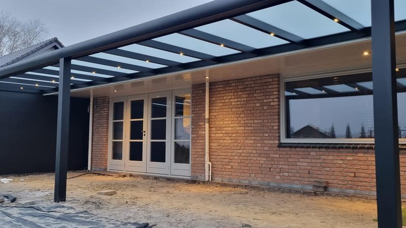 Aluminium veranda met sfeerverlichting in de avond