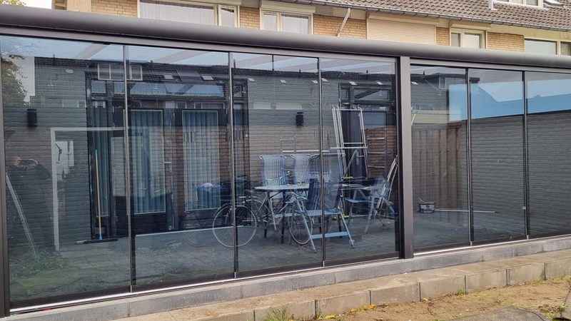 Glazen schuifwand voor een terras