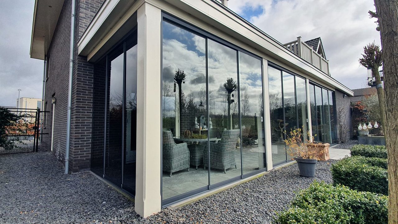 Glazen schuifwanden over de volle breedte van een woning