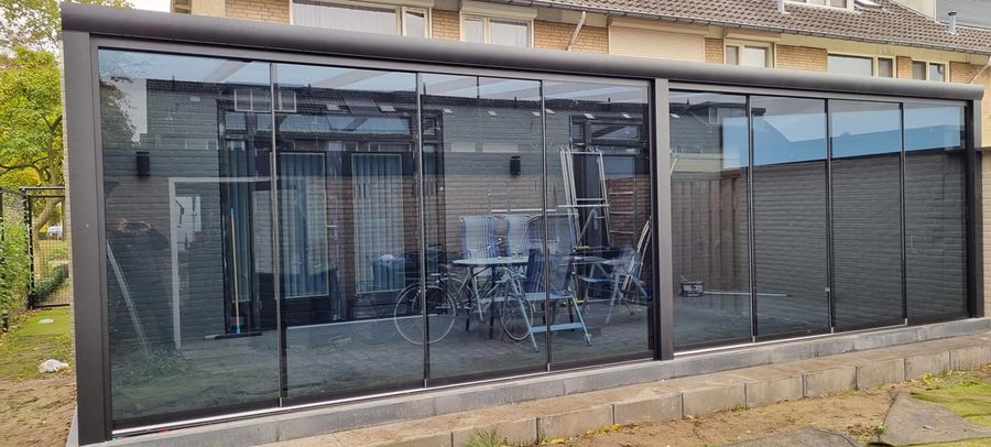 Glazen schuifwand voor het terras