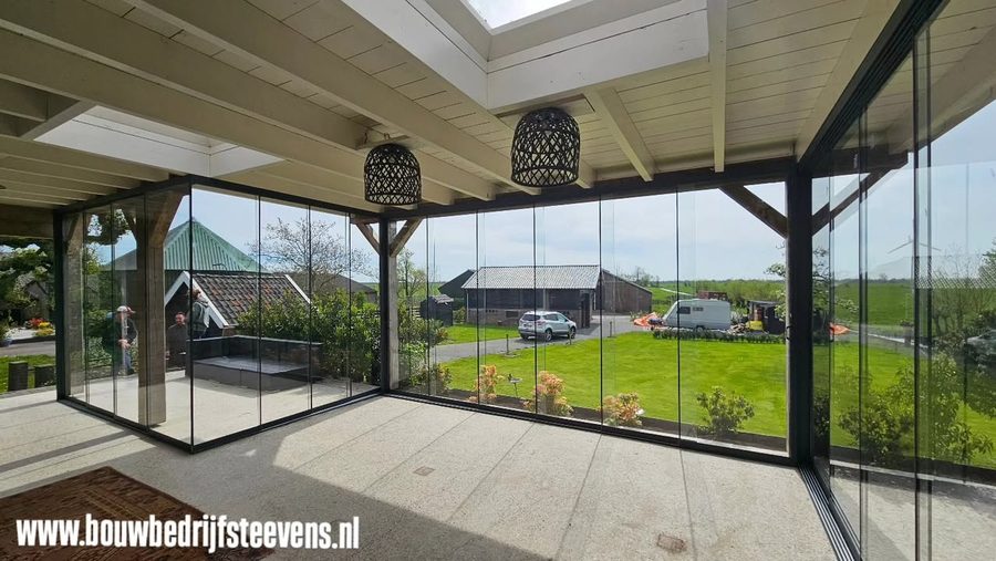 Glazen schuifwand met uitzicht over het land