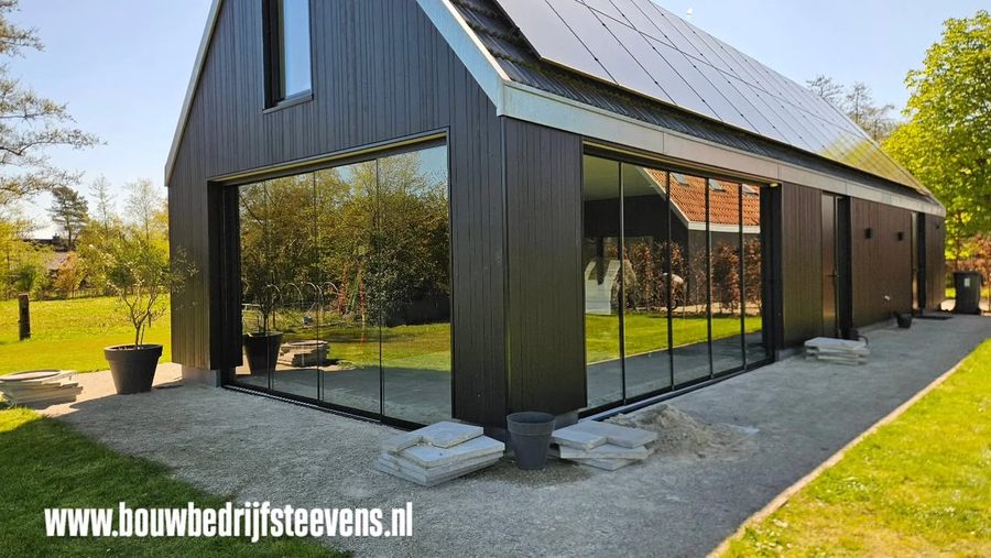 Glazen schuifwand bij een moderne schuur